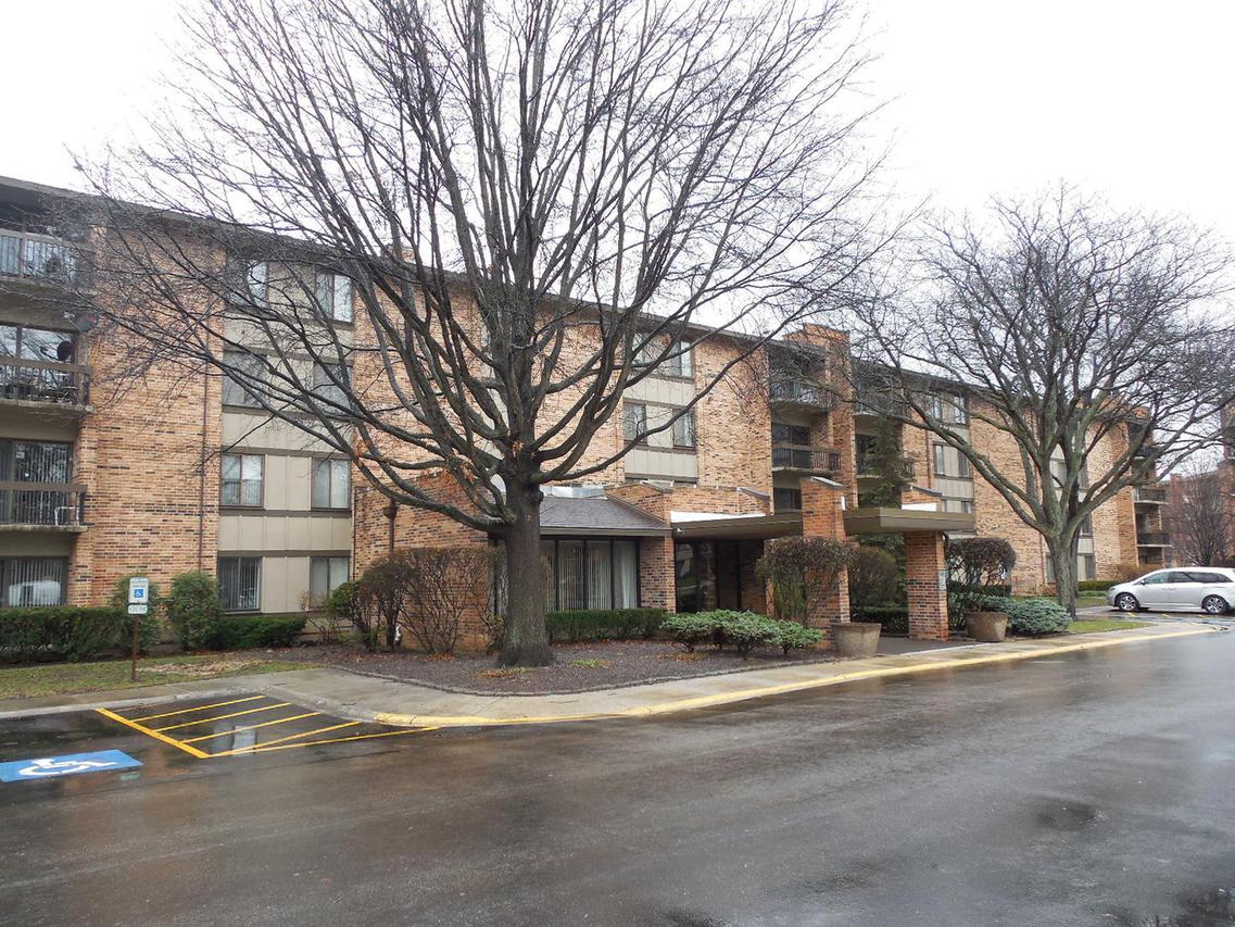 301 Lake Hinsdale Dr. #402, Willowbrook, IL 60527