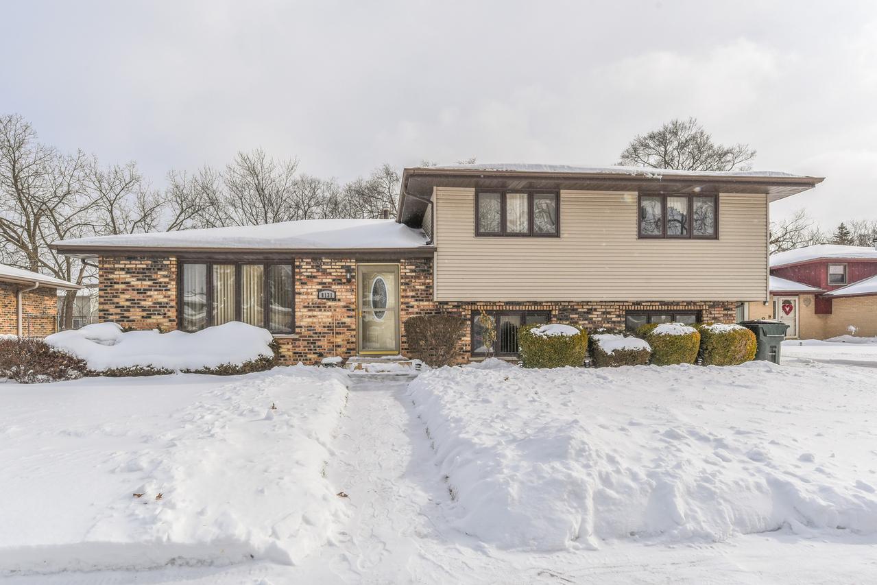8131 Christeen Dr., Justice, IL 60458