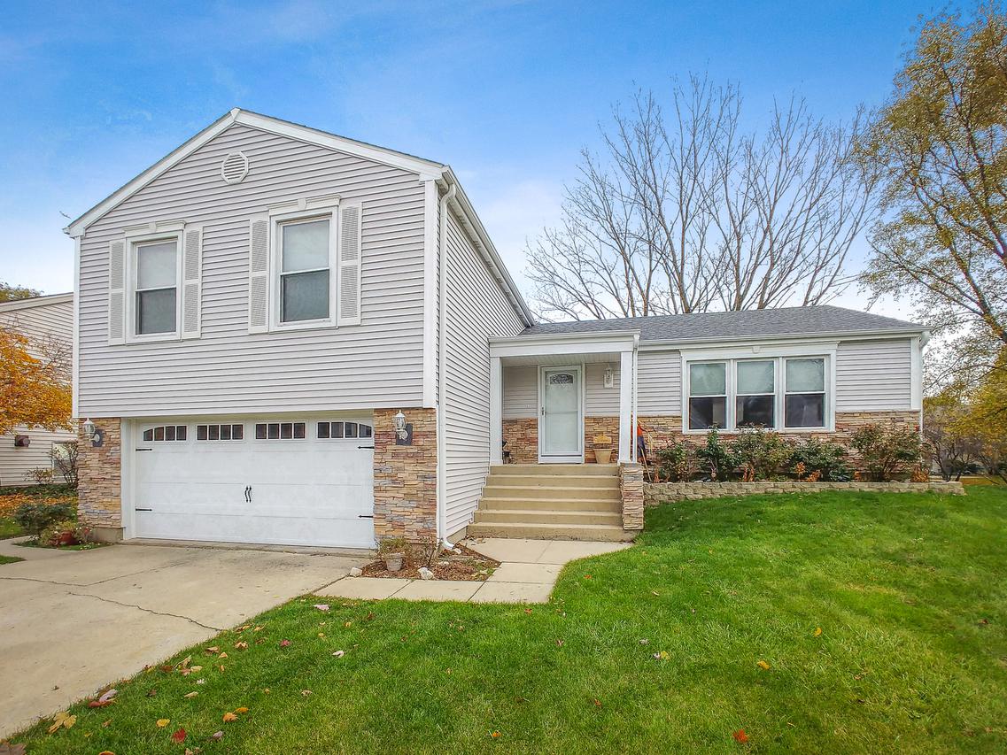 149 Larchmont Ln., Bloomingdale, IL 60108