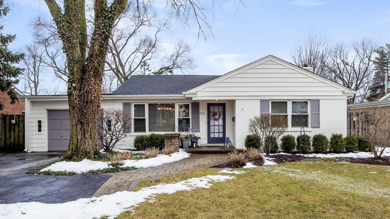 22 Indian Dr., Clarendon Hills, IL 60514
