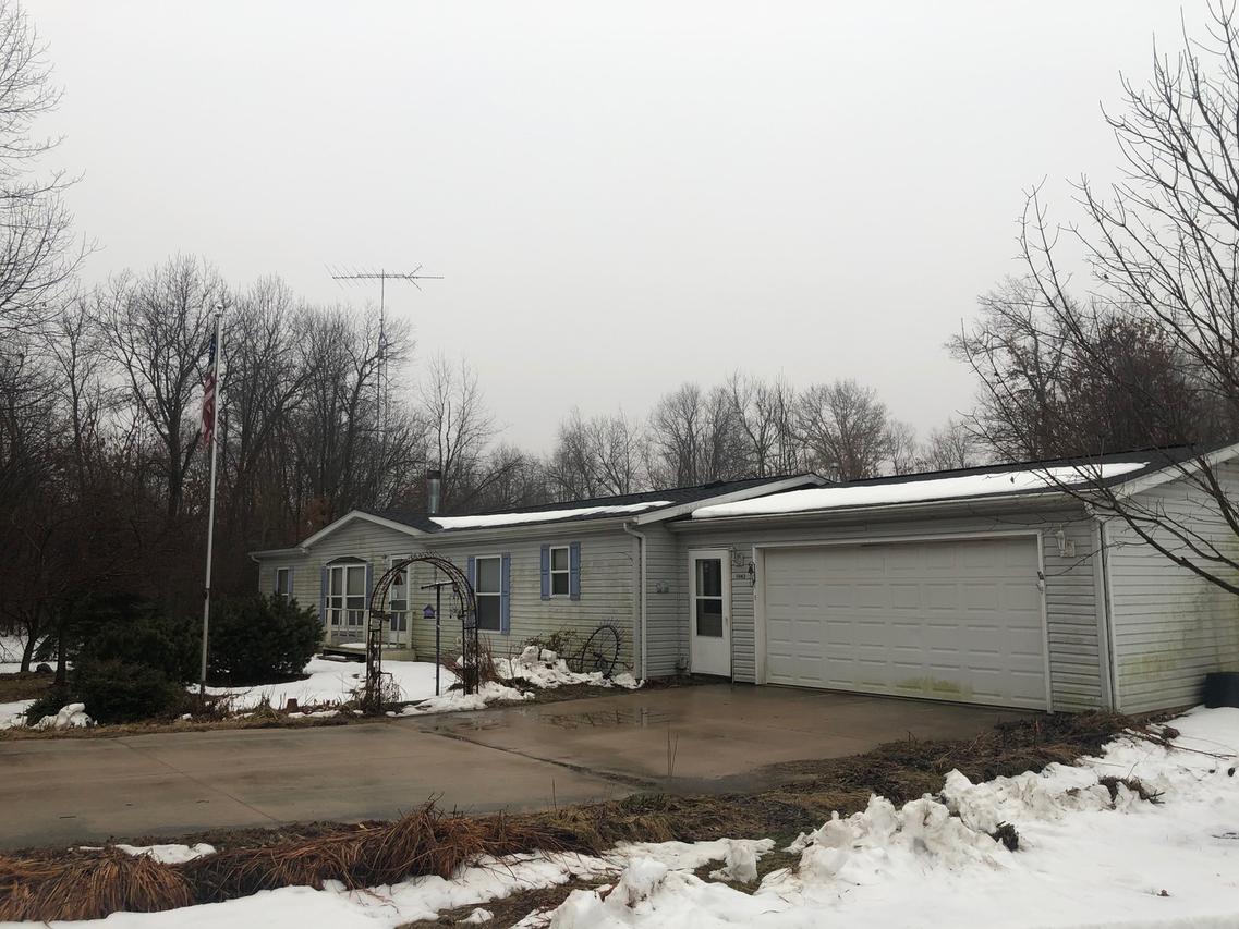 1043 Brewster Rd., Amboy, IL 61310