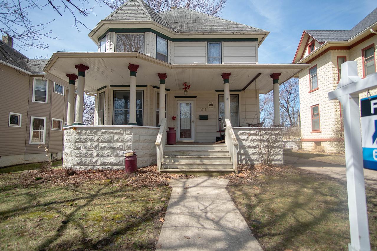 211 S Emmett St., Genoa, IL 60135
