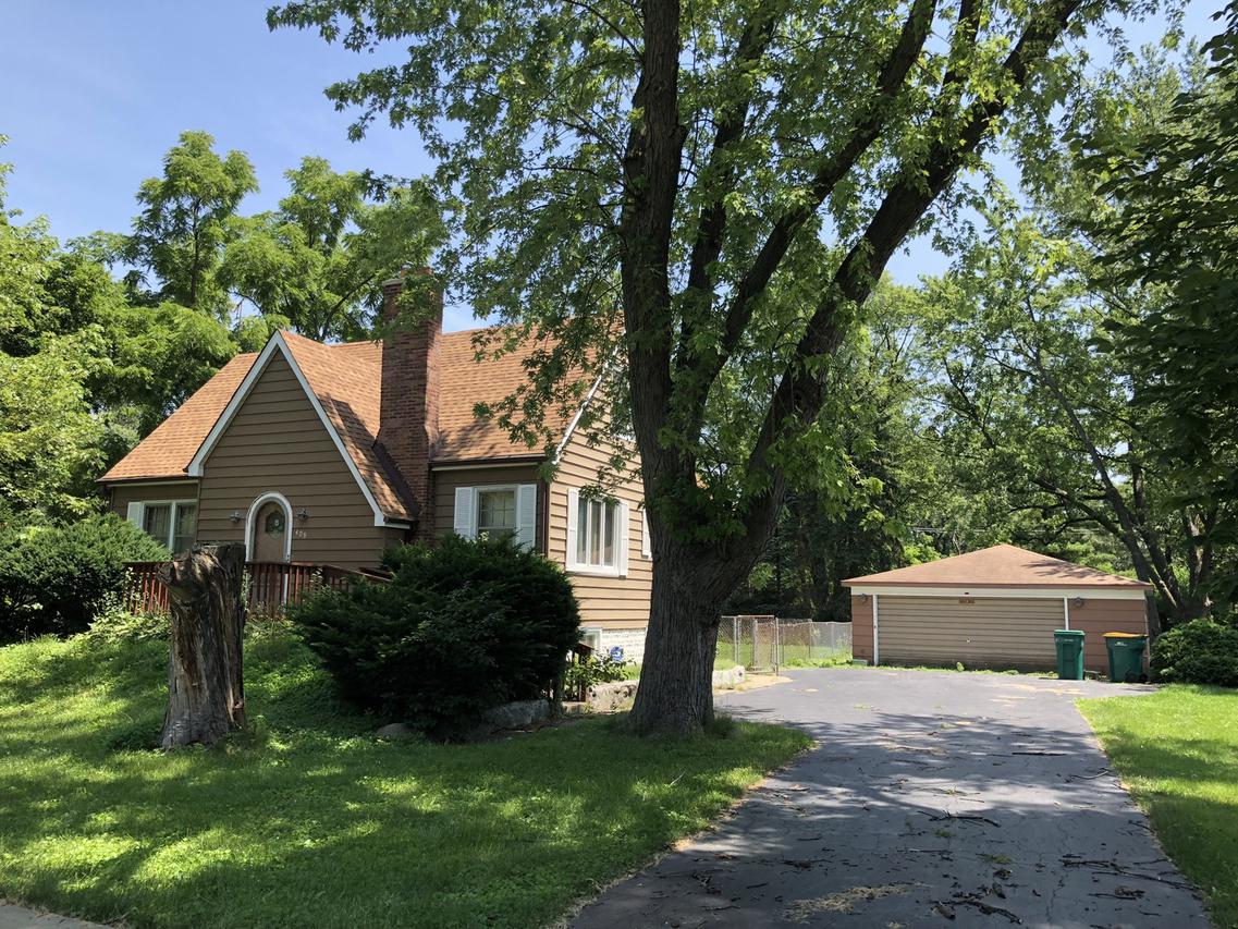 409 Blackhawk Dr., Westmont, IL 60559