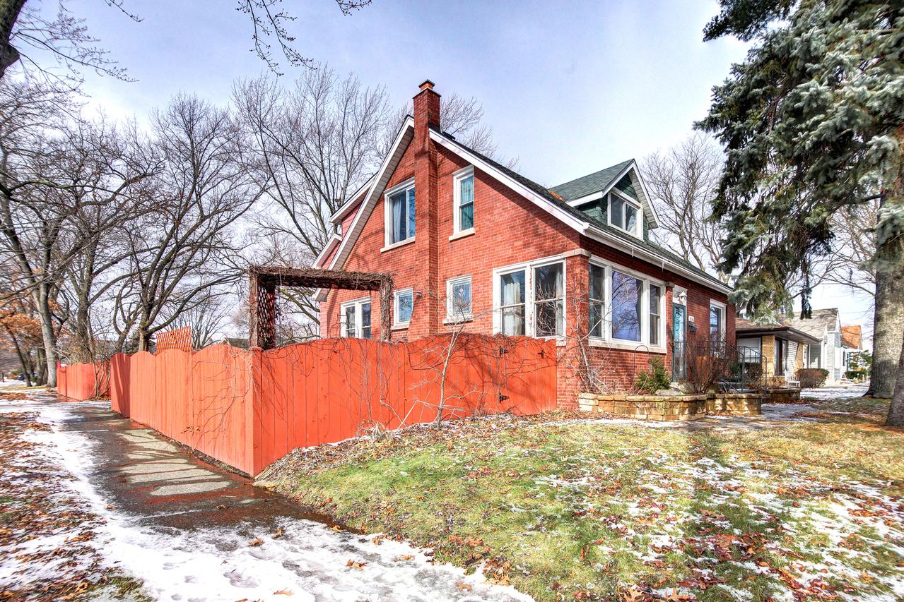 9356 S 52nd Ave., Oak Lawn, IL 60453