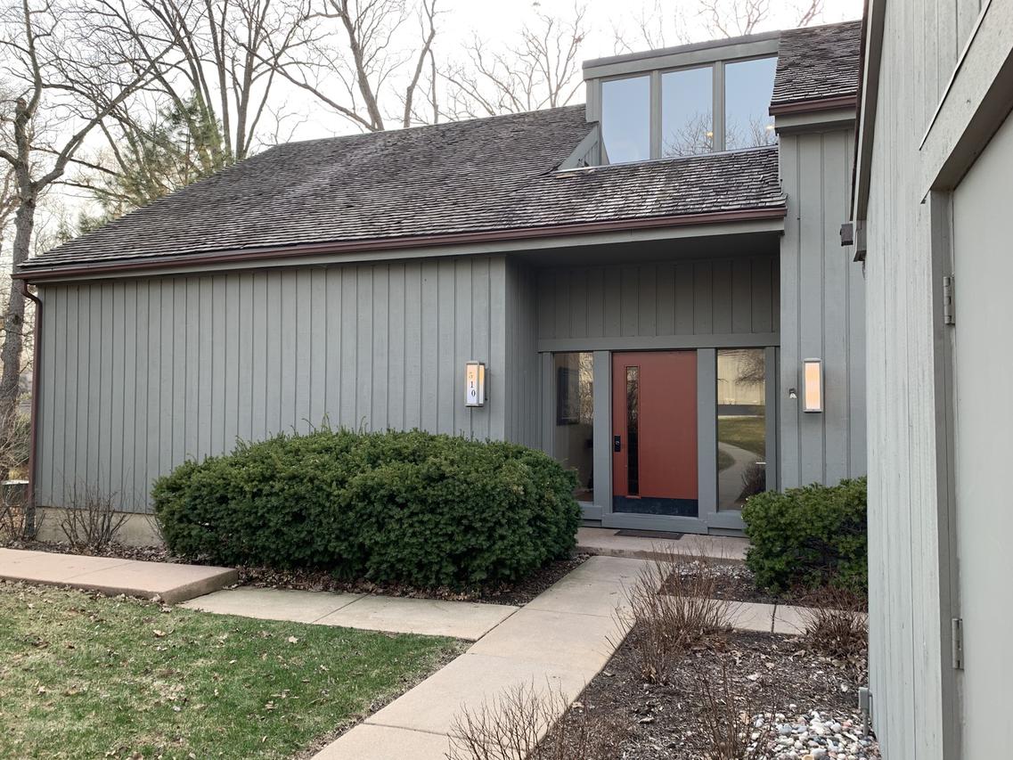 510 Woodview Rd. #B, Lake Barrington, IL 60010