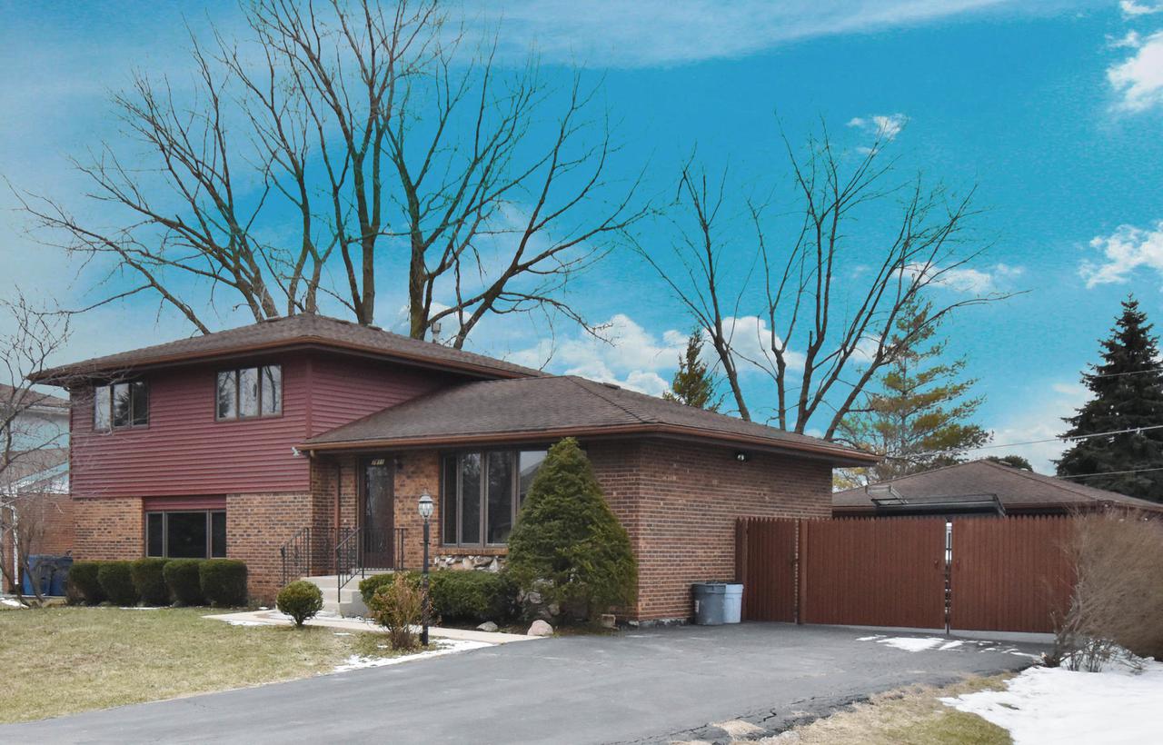 7911 W 100th St., Palos Hills, IL 60465