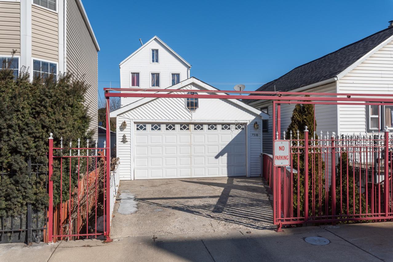2318 W 19th St., Chicago, IL 60608