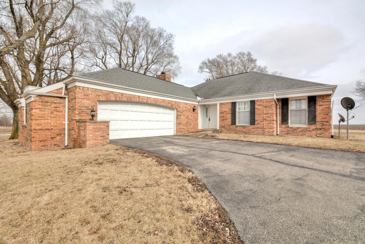 1382 Cr 0 E Rd., White Heath, IL 61884