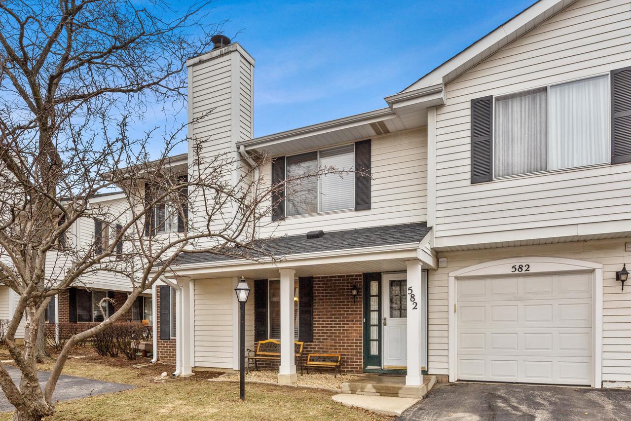 582 Willowcreek Ct., Clarendon Hills, IL 60514