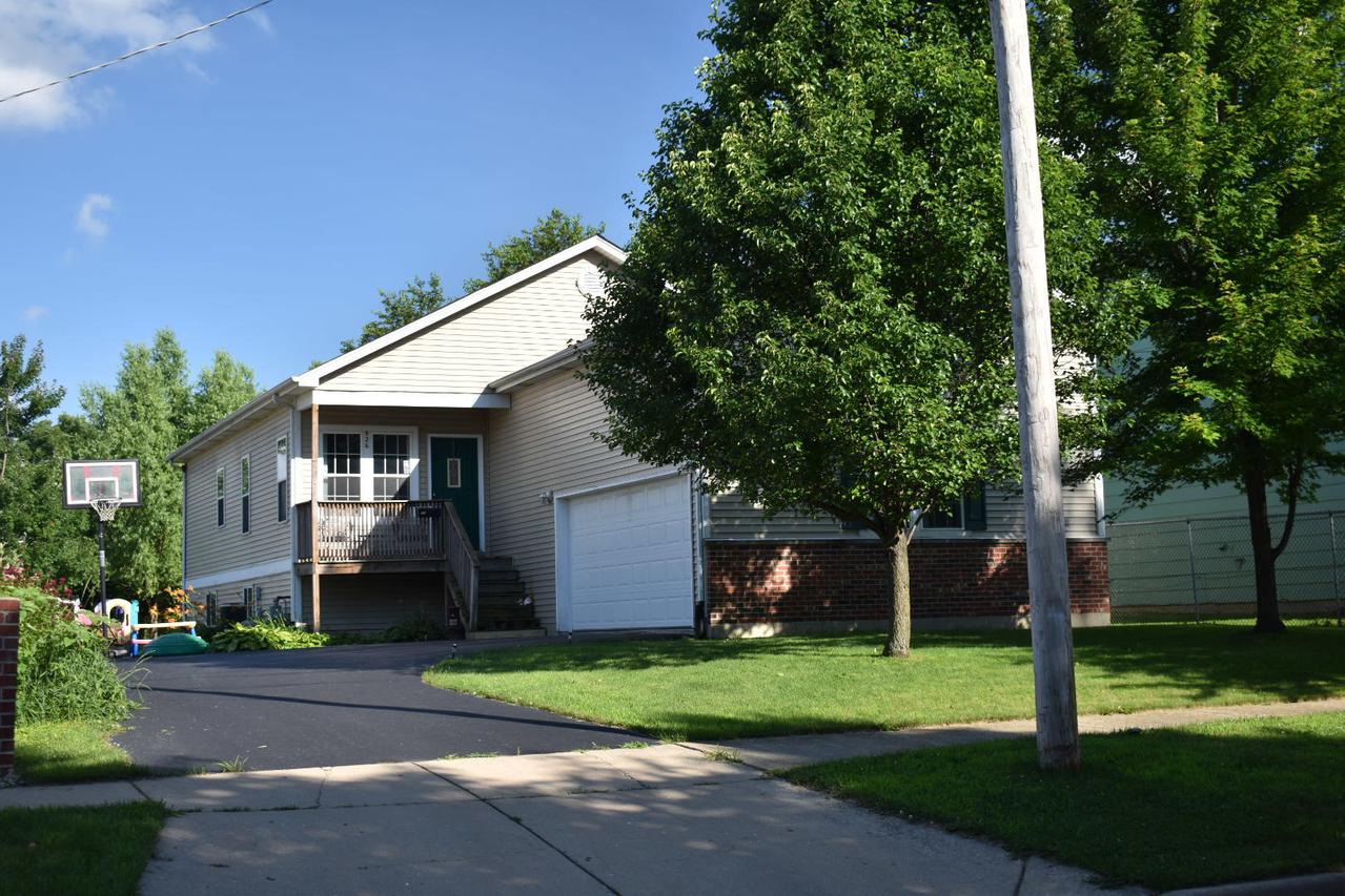 926 Bowditch Ave., Aurora, IL 60506