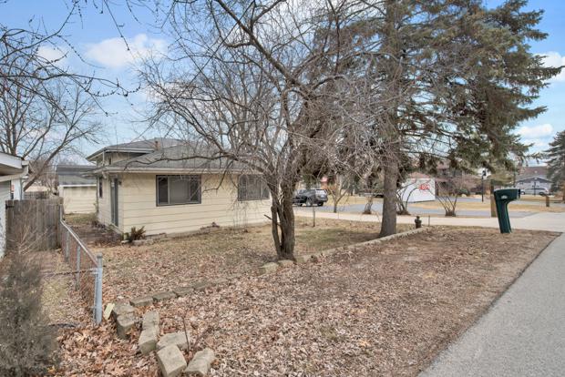 525 1st St., Lemont, IL 60439