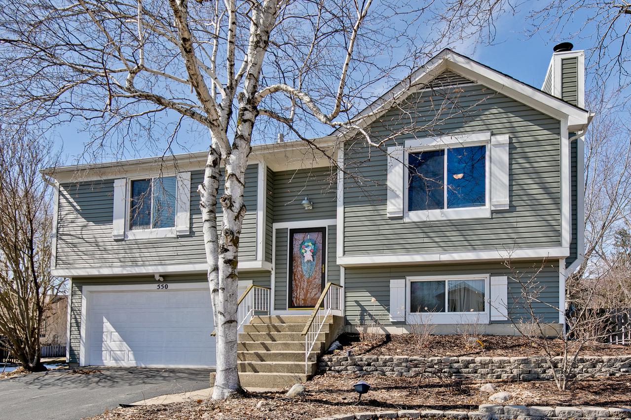 550 Waterford Dr., Lindenhurst, IL 60046
