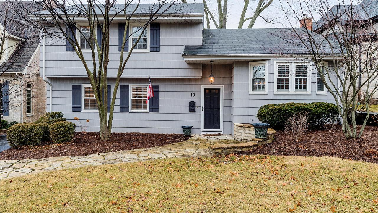 10 Oxford Ave., Clarendon Hills, IL 60514