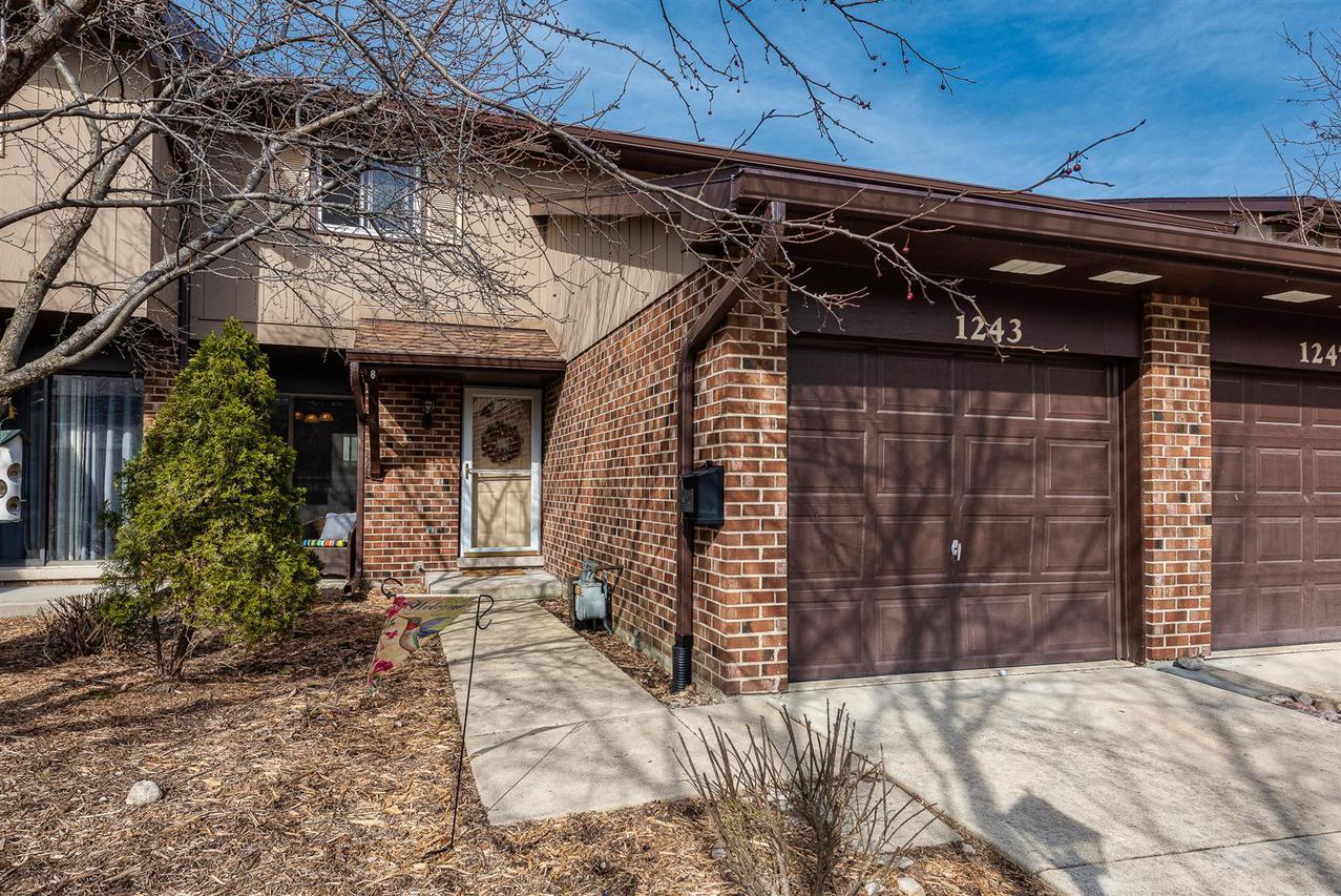 1243 Hailshaw Ct., Wheaton, IL 60189