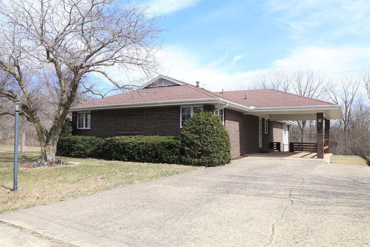 910 S Quincy St., Clinton, IL 61727