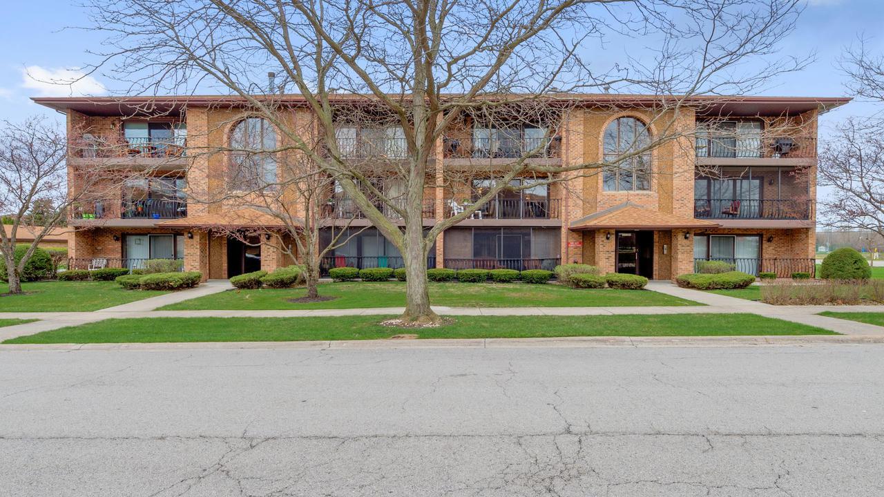 11104 Heritage Dr. #2B, Palos Hills, IL 60465