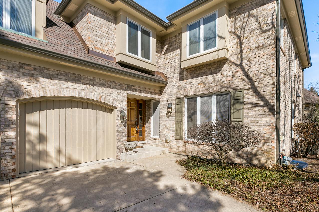 8 Tartan Lakes Cir., Westmont, IL 60559
