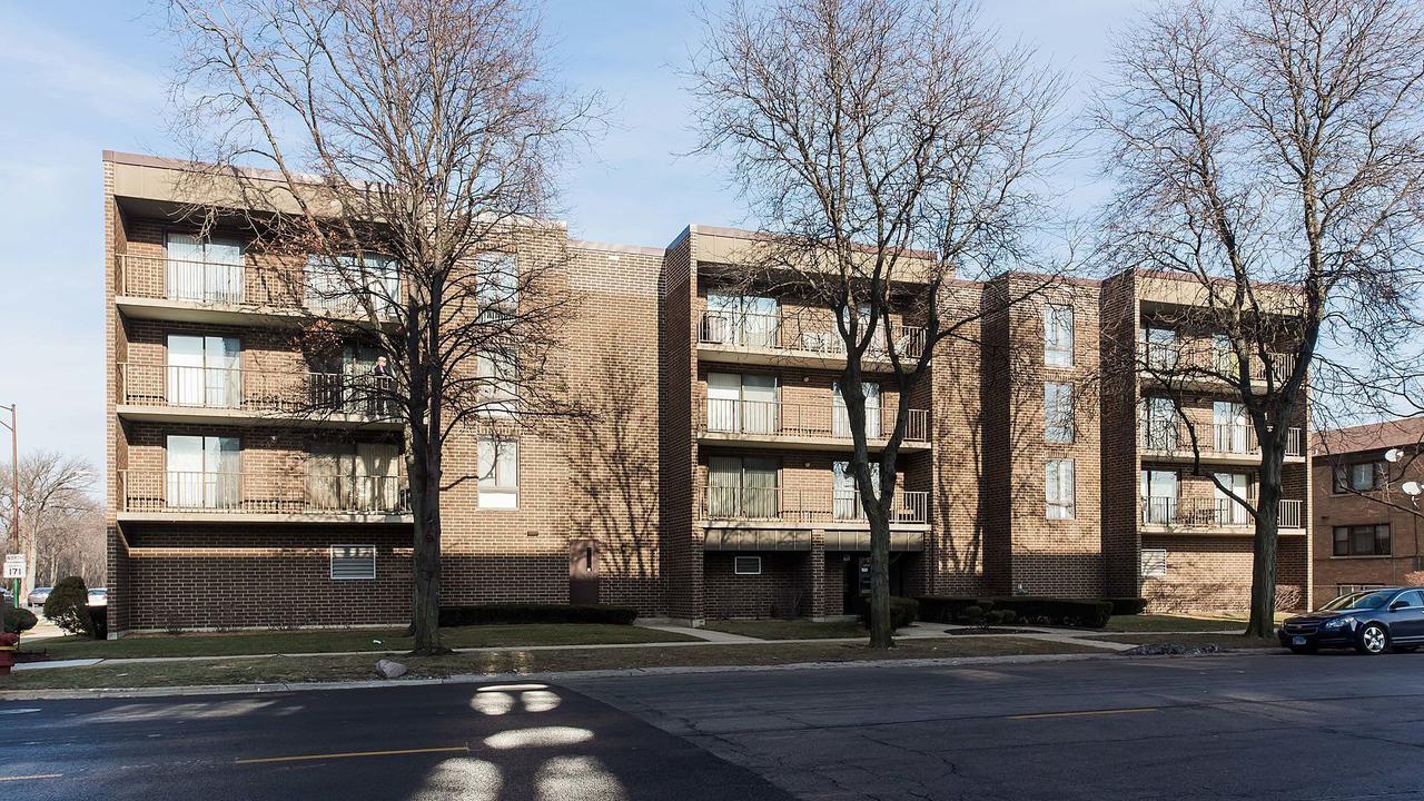 8350 W Addison St. #201, Chicago, IL 60634