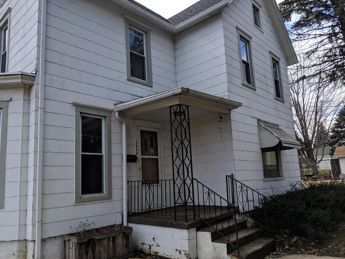 1042 S Adams Ave., Freeport, IL 61032
