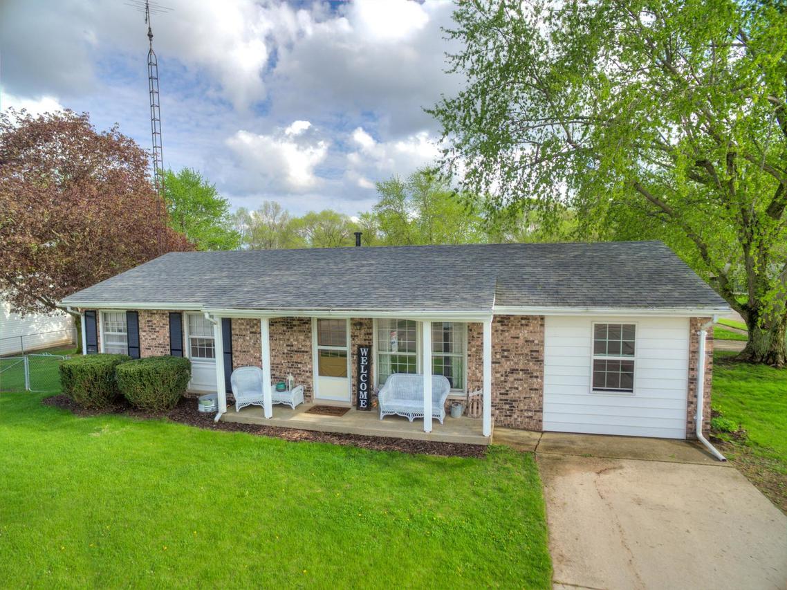 2 Kirkwood Dr., Clinton, IL 61727