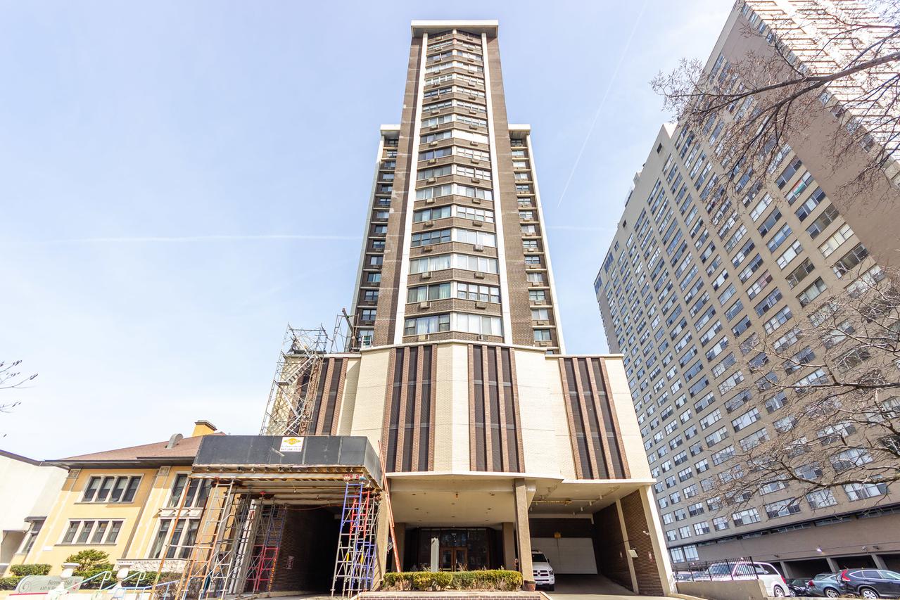 6325 N Sheridan Rd. #804, Chicago, IL 60660