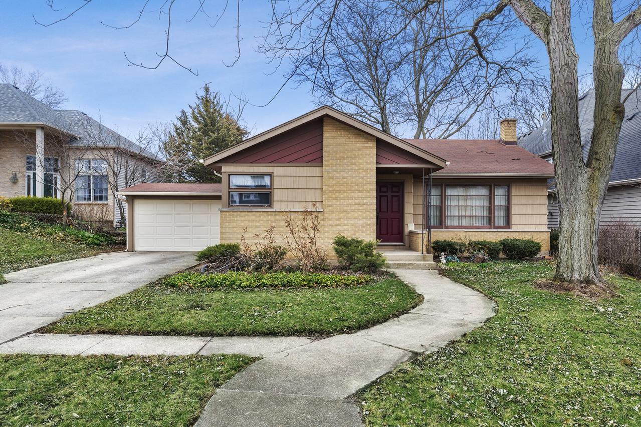 273 Woodstock Ave., Clarendon Hills, IL 60514