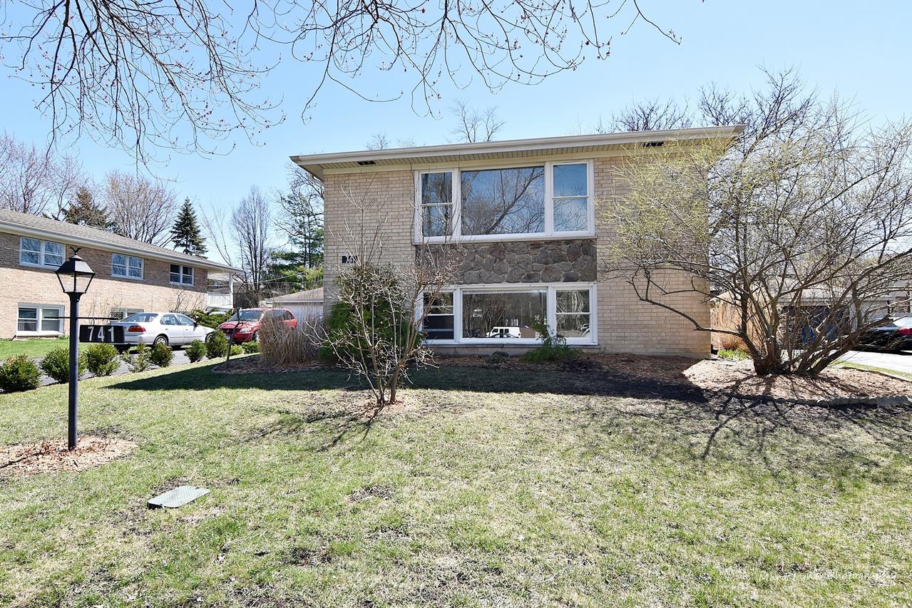 16W741 56th St., Clarendon Hills, IL 60514