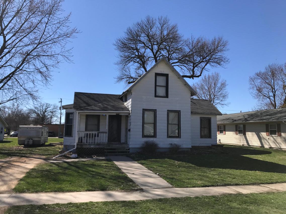110 N Metcalf Ave., Amboy, IL 61310