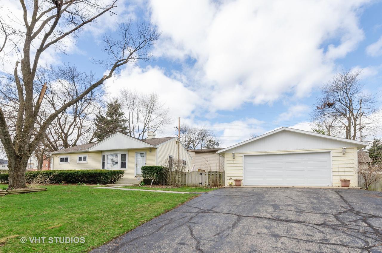 1 Hawthorne Rd., Lake In The Hills, IL 60156