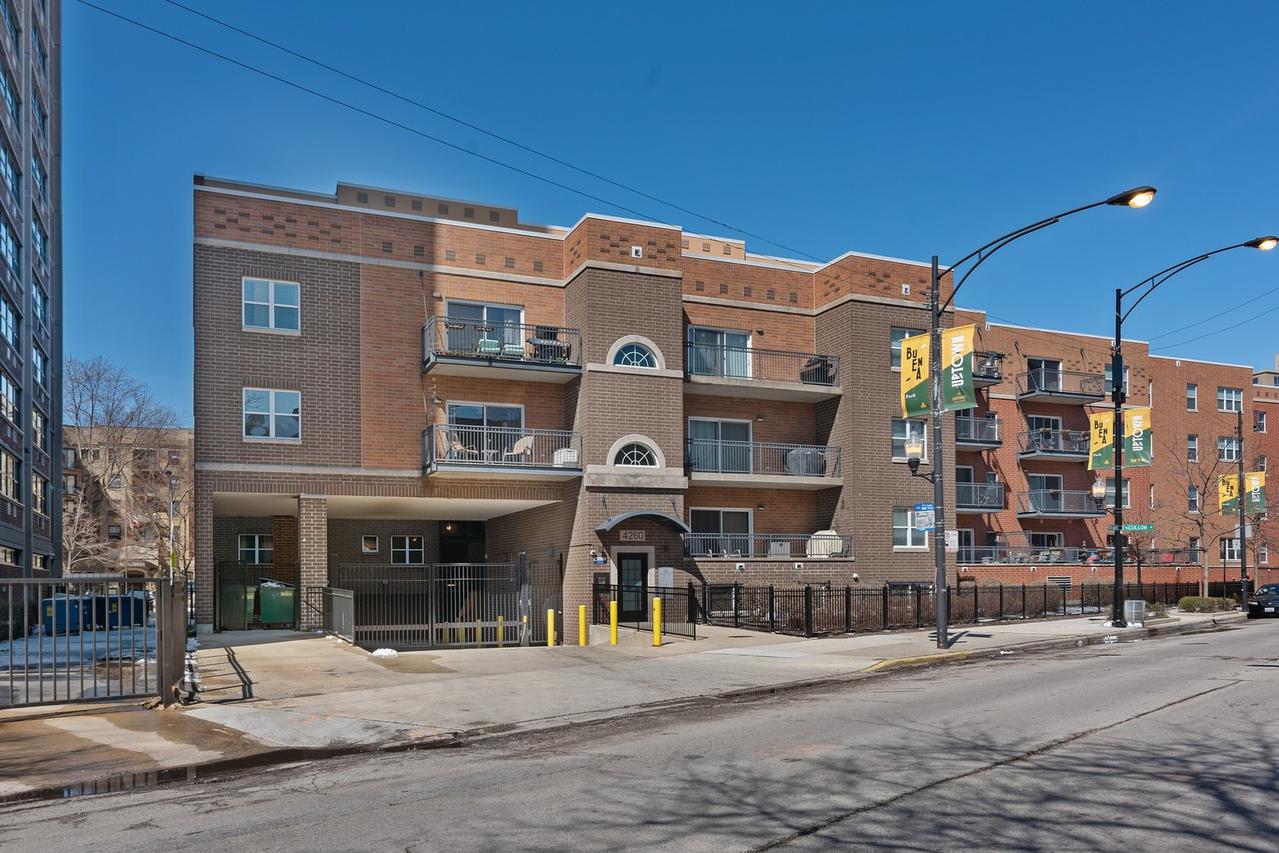 4260 N Broadway St. #202, Chicago, IL 60613