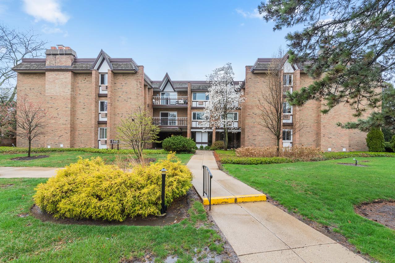 340 Claymoor St. #2A, Hinsdale, IL 60521
