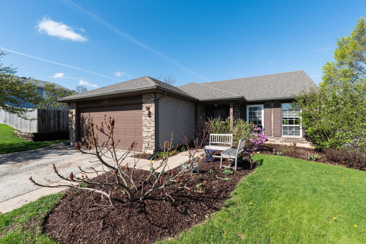 692 Packard Dr., Elgin, IL 60120