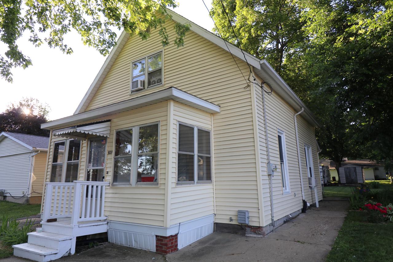 921 W Clay St., Clinton, IL 61727