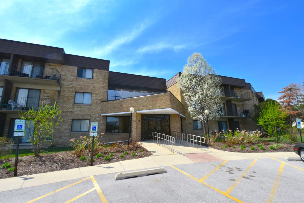 5550 Astor Ln. #109, Rolling Meadows, IL 60008