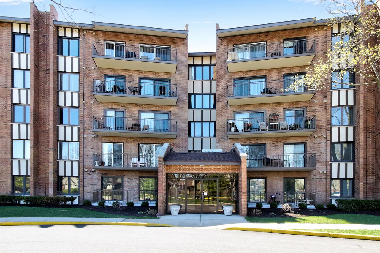 701 Lake Hinsdale Dr. #412, Willowbrook, IL 60527