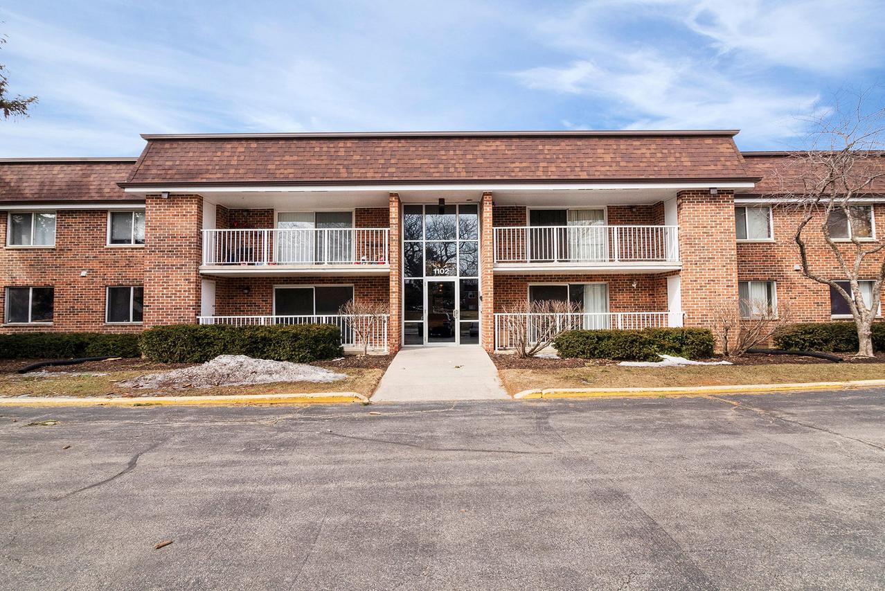 1102 Westover Ln. #1B, Schaumburg, IL 60193