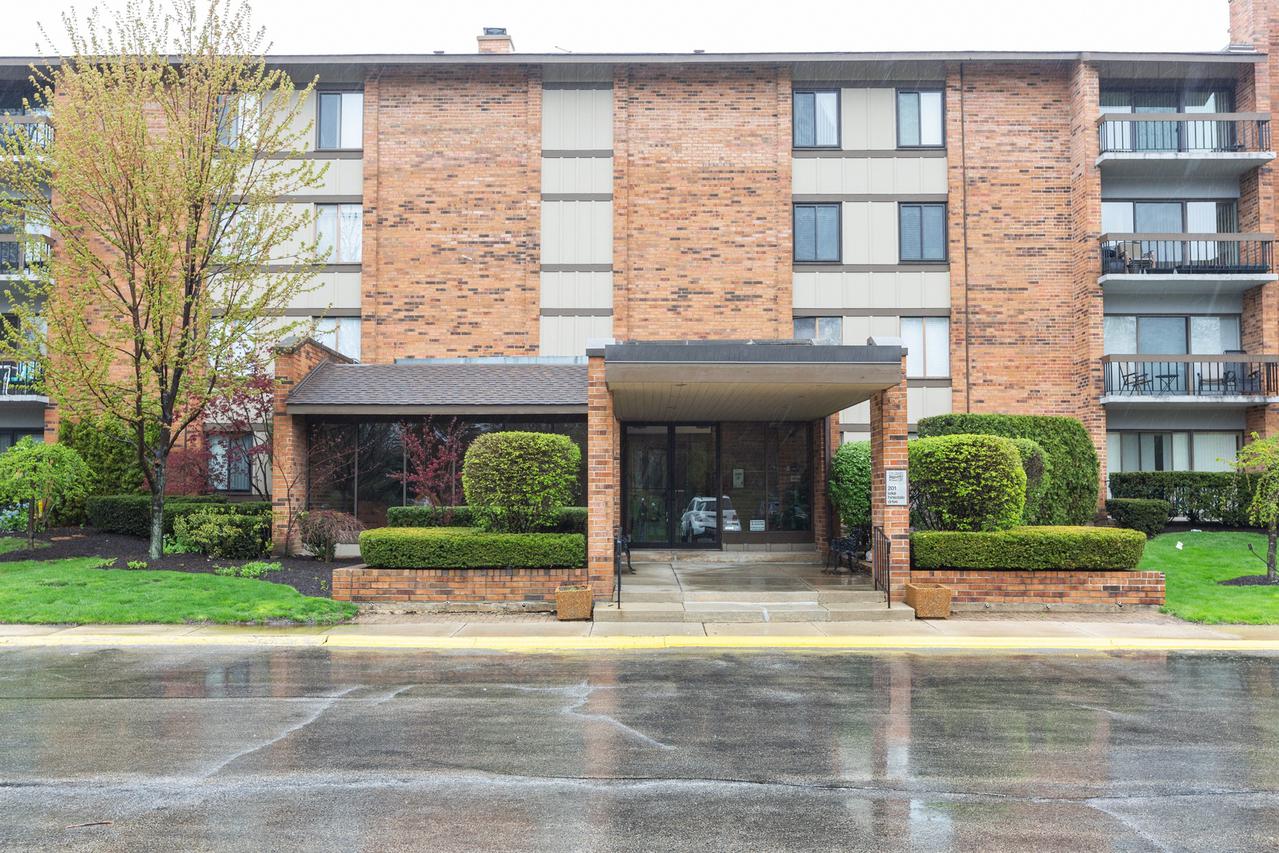 201 Lake Hinsdale Dr. #211, Willowbrook, IL 60527
