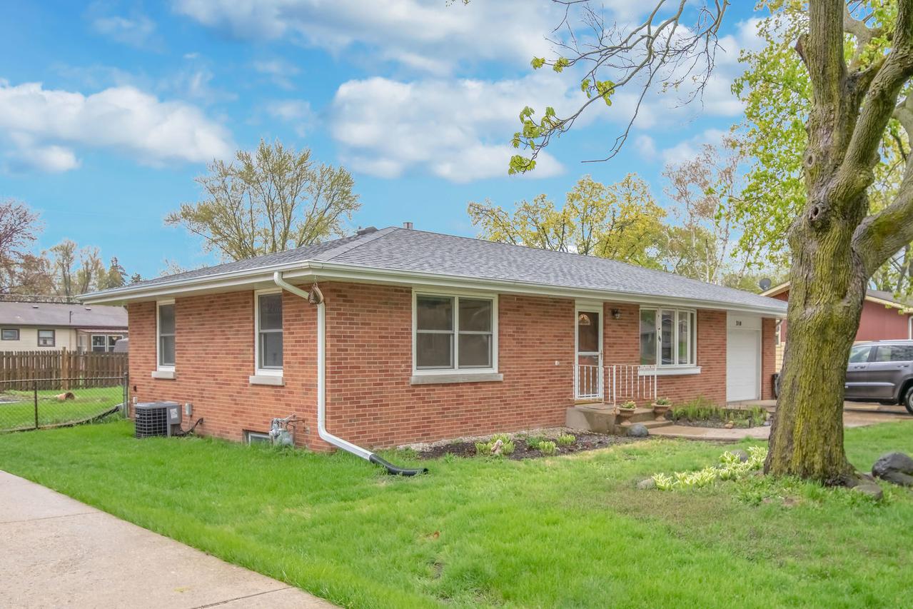 310 Farview Dr., North Aurora, IL 60542