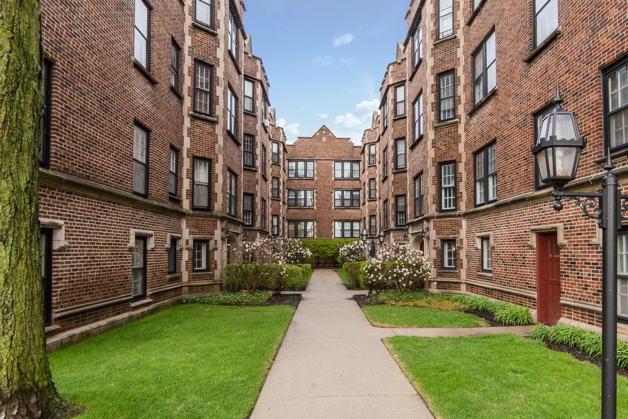 596 Sheridan Sq. #1A, Evanston, IL 60202
