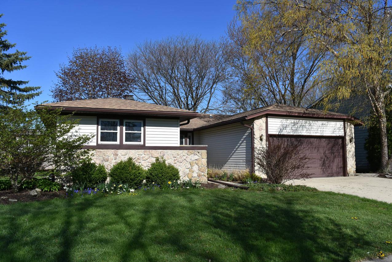 698 Michigan Ln., Elk Grove Village, IL 60007