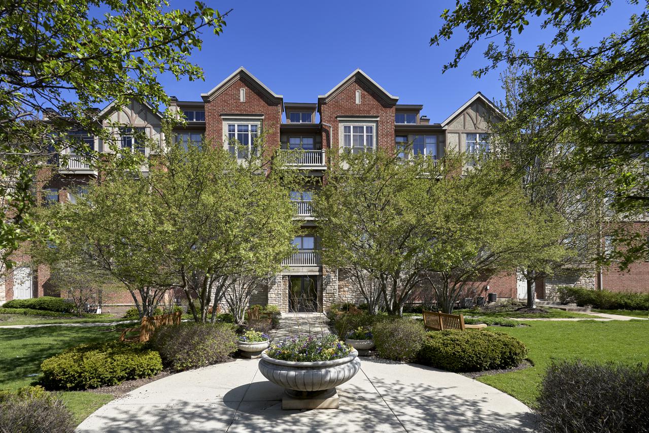 1950 Farnsworth Ln. #204, Northbrook, IL 60062