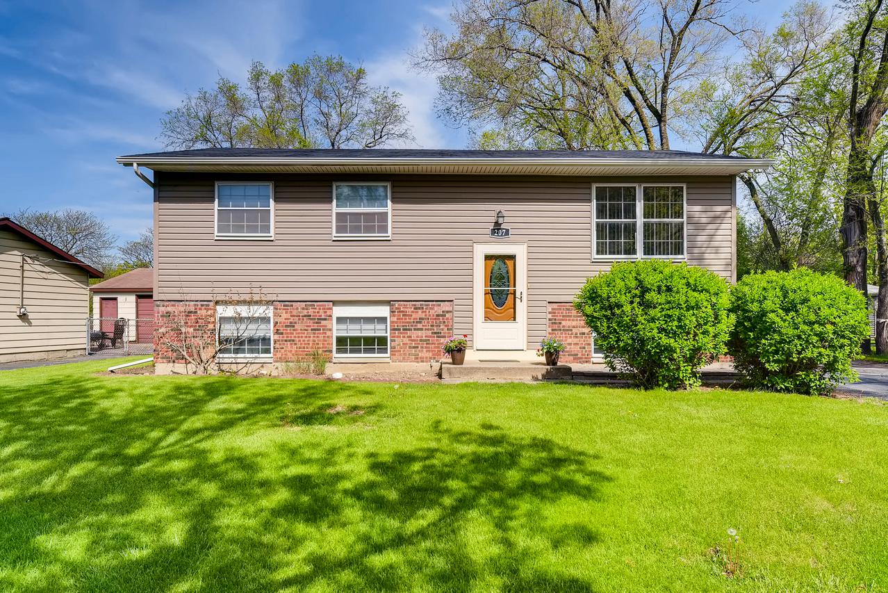 207 Bedford Rd., Bolingbrook, IL 60440