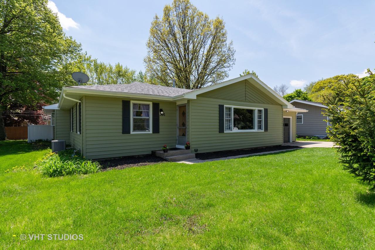306 Hillside Pl., North Aurora, IL 60542