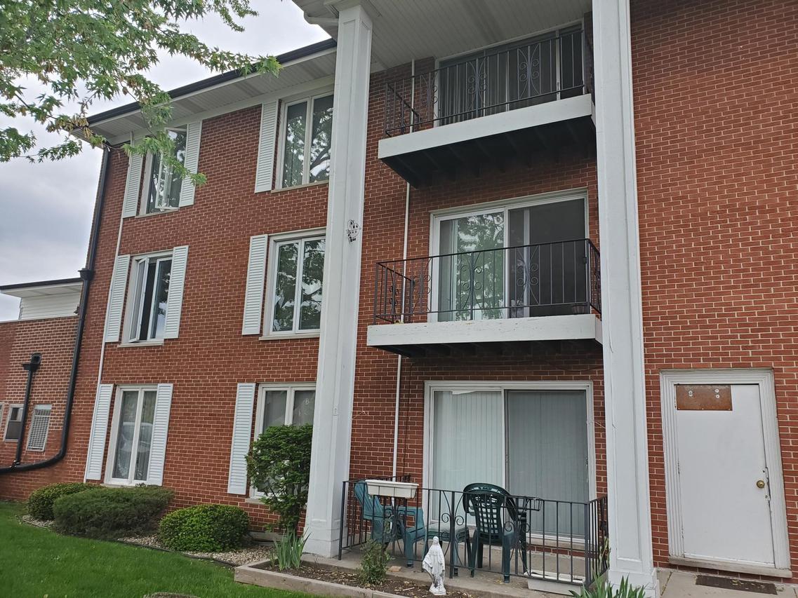 5721 Circle Dr. #204, Oak Lawn, IL 60453