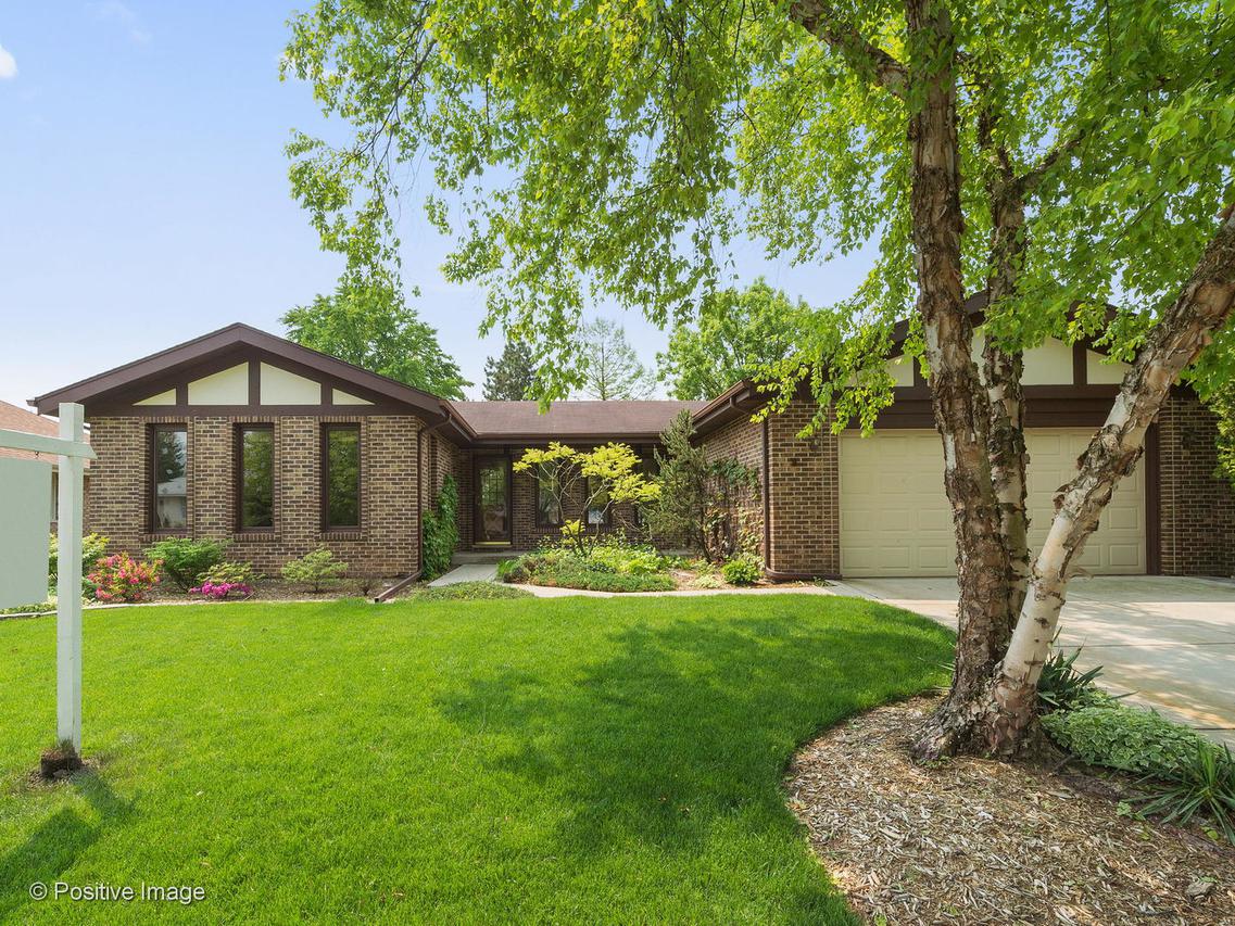 8717 W 97th St., Palos Hills, IL 60465