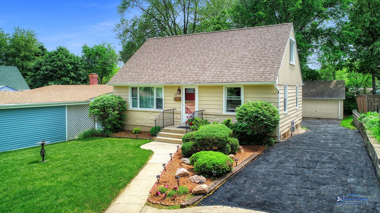 221 W Hawley St., Mundelein, IL 60060