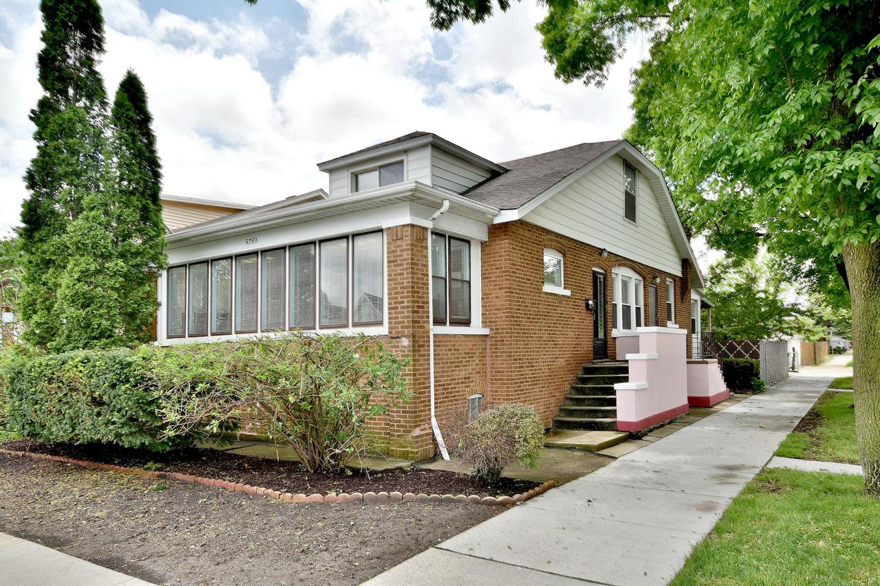 5759 W Waveland Ave., Chicago, IL 60634