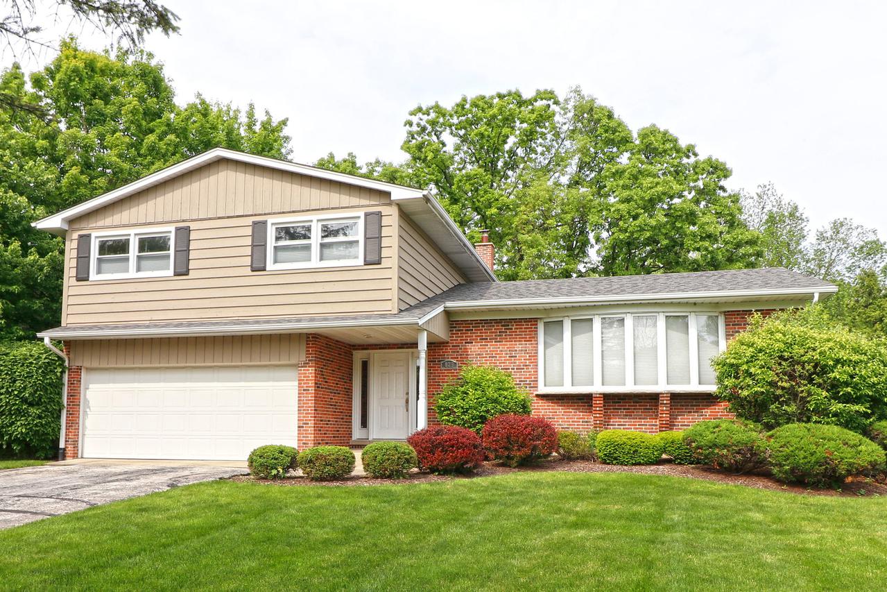 825 Valley Rd., Lake Forest, IL 60045
