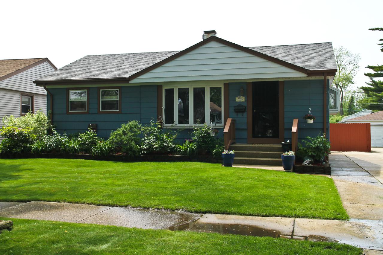 2376 Magnolia St., Des Plaines, IL 60018