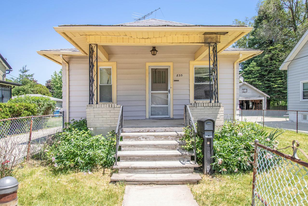 835 N View St., Aurora, IL 60506